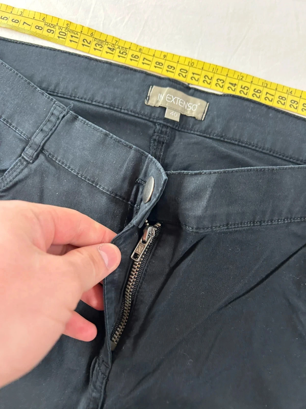 Calça jeans preta de corte reto In Extenso – photo 9